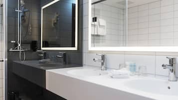 Junior-svíta - reyklaust | Baðherbergi | Sturta, regnsturtuhaus, hárblásari, hituð gólf