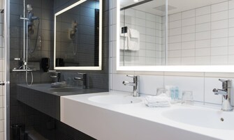 Junior-svíta - reyklaust | Baðherbergi | Sturta, regnsturtuhaus, hárblásari, hituð gólf