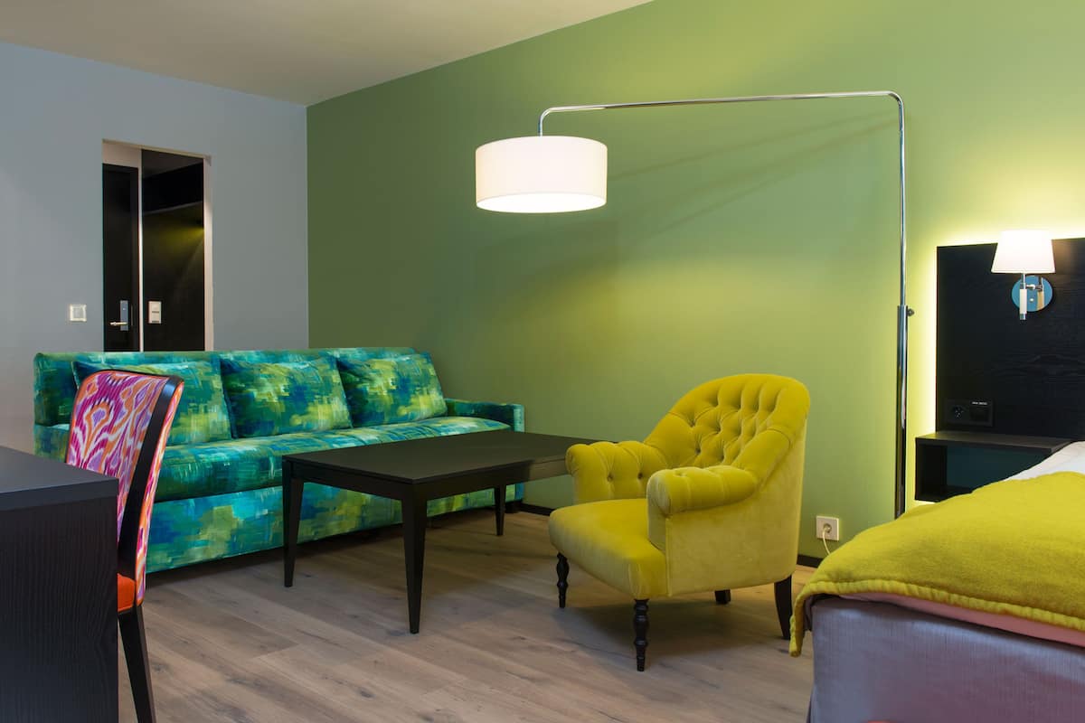 Premium bedding, in-room safe, desk, blackout curtains