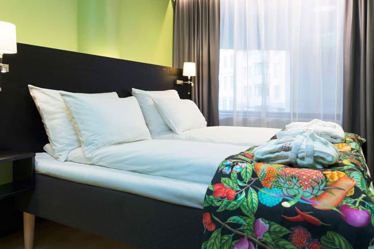 Premium bedding, in-room safe, desk, blackout drapes