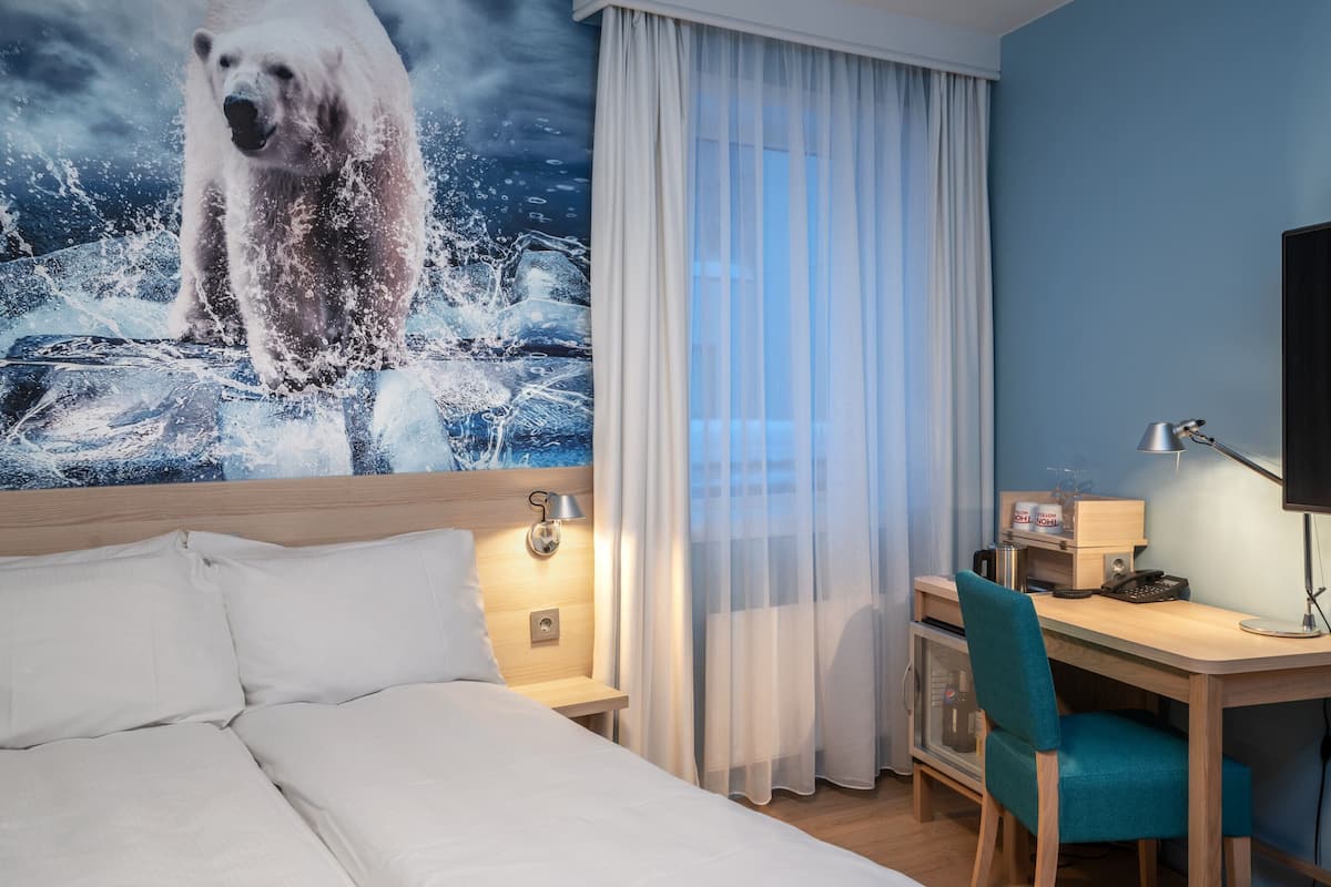 double room - basic, 1 double bed | premium bedding, pillow-top beds, minibar, desk