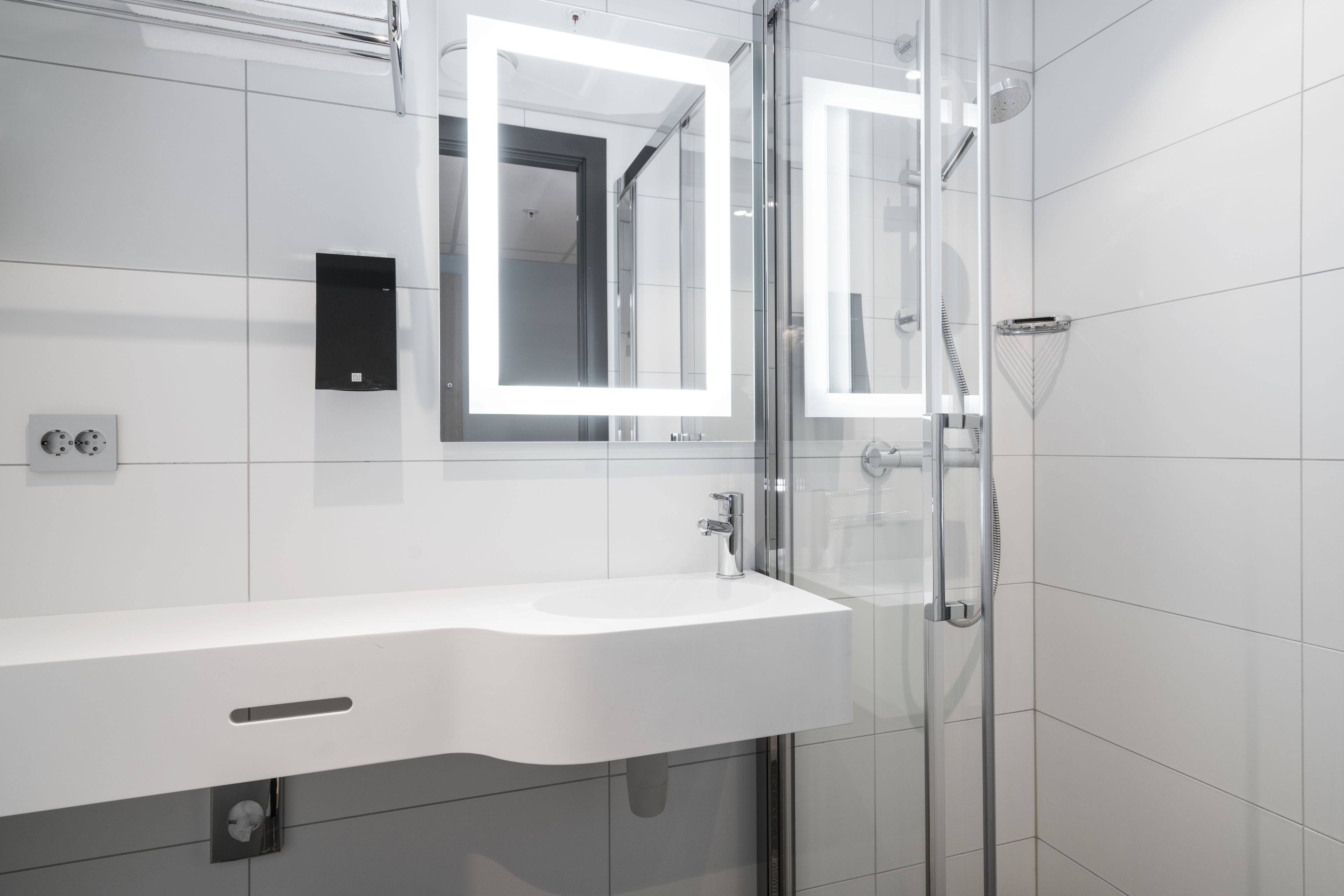 business room, non smoking | bathroom | shower, free toiletries, hair dryer, towels