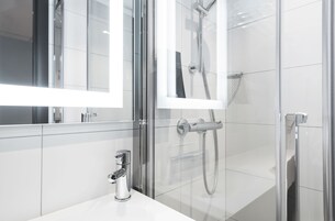Ducha, artículos de tocador gratuitos, secador de pelo, toallas