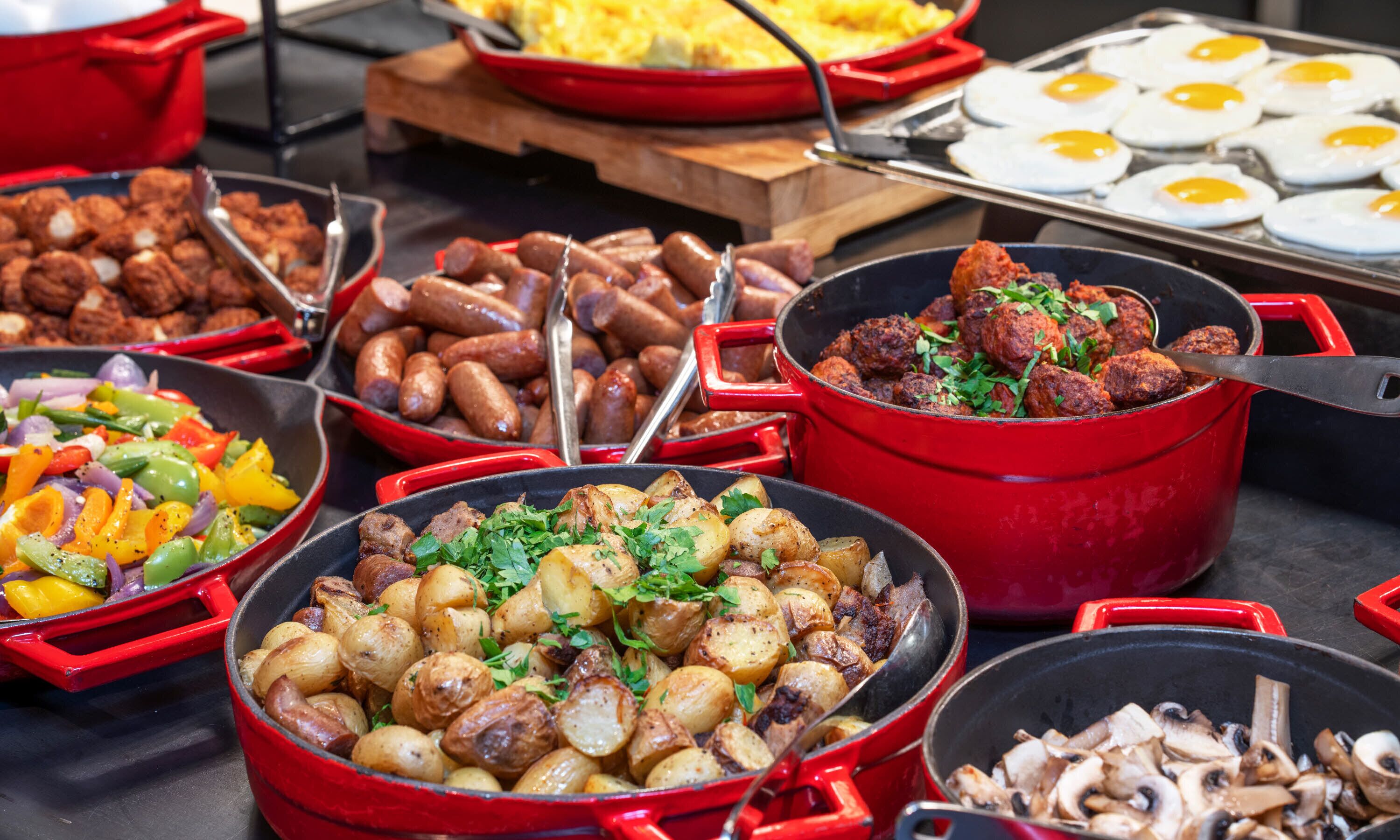 بوفيه فطور مجانًا يوميًا