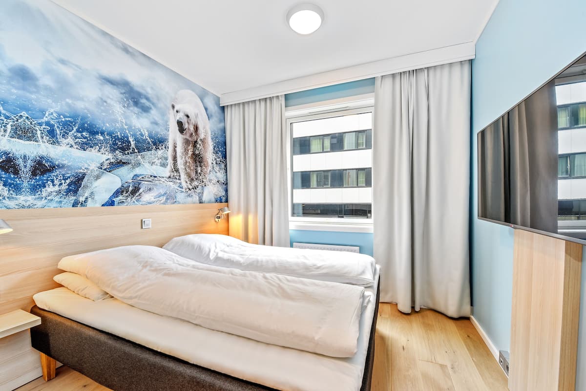 standard room, 1 queen bed, non smoking | premium bedding, pillow-top beds, minibar, desk