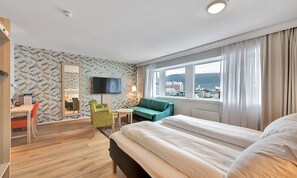 Seprai premium, bantalan ekstra lembut, minibar, dan meja kerja