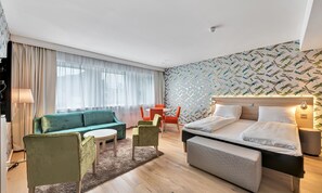 Seprai premium, bantalan ekstra lembut, minibar, dan meja kerja