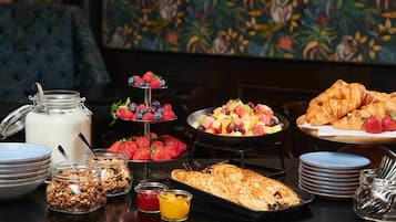 Free daily buffet breakfast