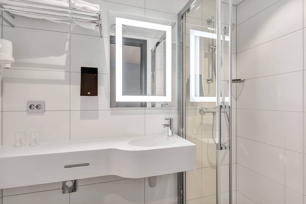 shower, free toiletries, hair dryer, towels