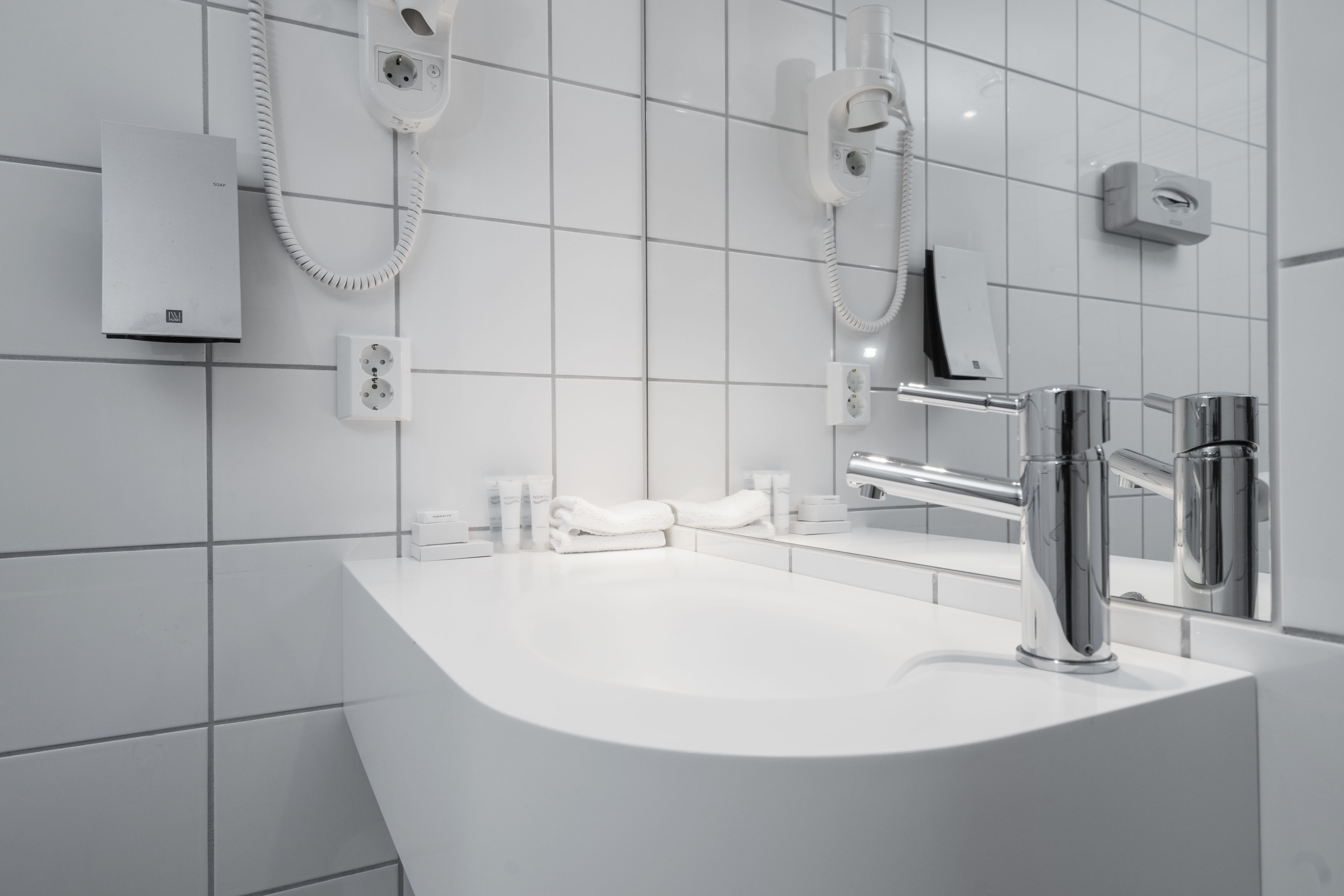 standard room, 1 queen bed, non smoking | bathroom | shower, free toiletries, hair dryer, towels