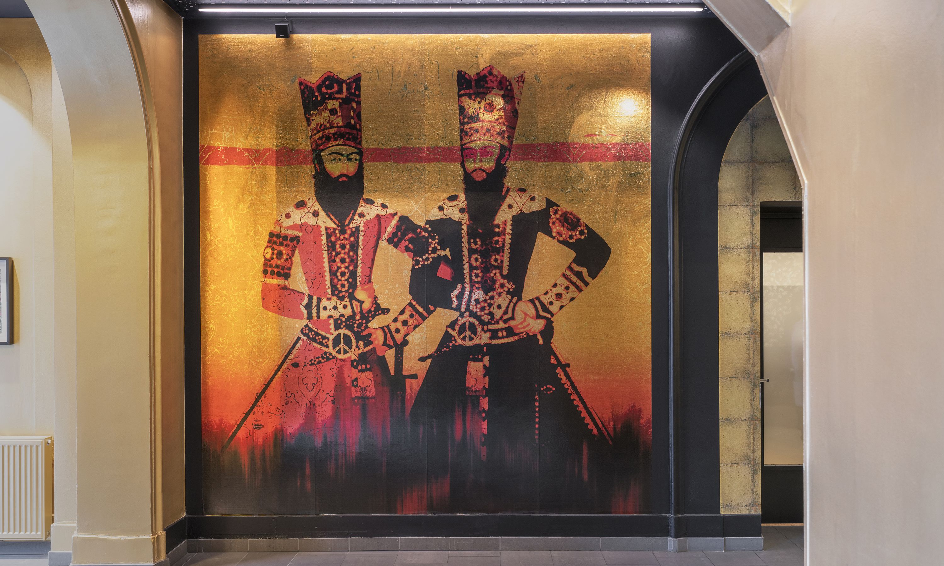 Un mural que muestra a dos figuras vestidas con atuendo tradicional.