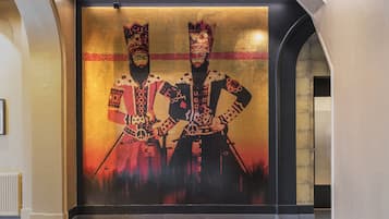 Un mural que muestra a dos figuras vestidas con atuendo tradicional.