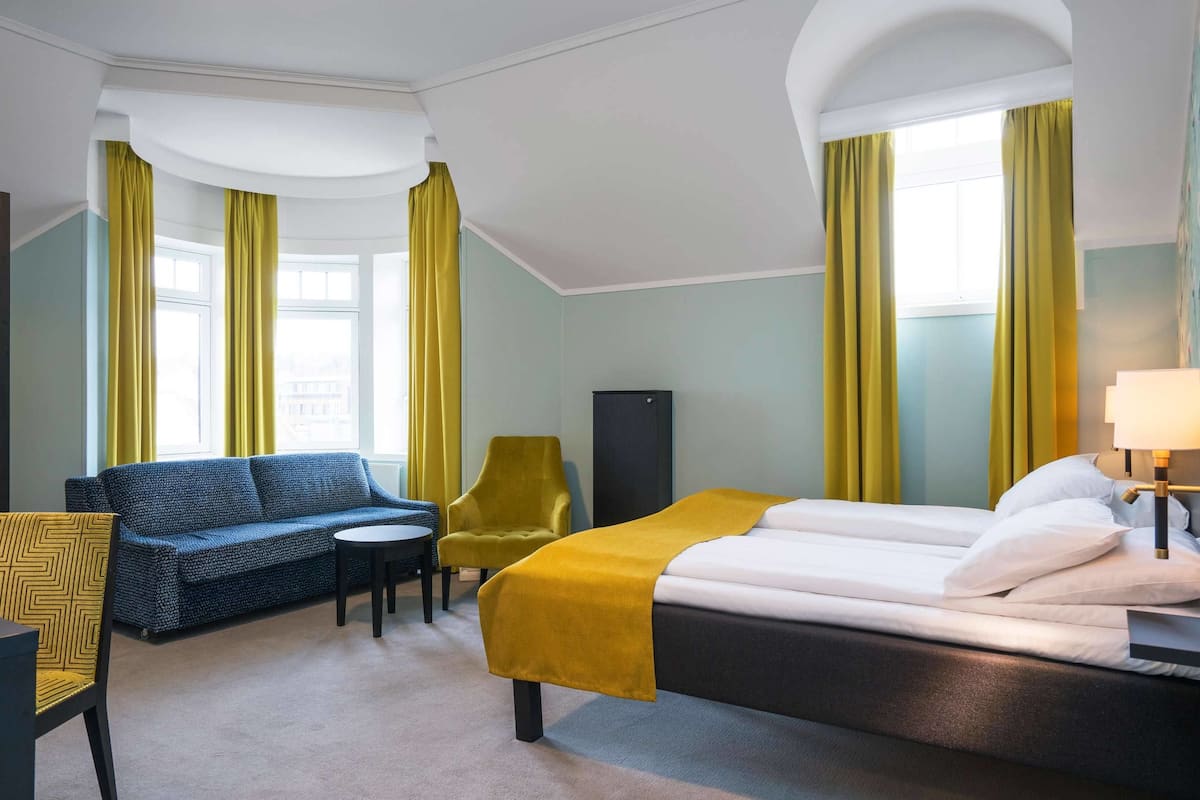 family room, 2 single beds, non smoking (standard) | 1 bedroom, desk, laptop workspace, iron/ironing board