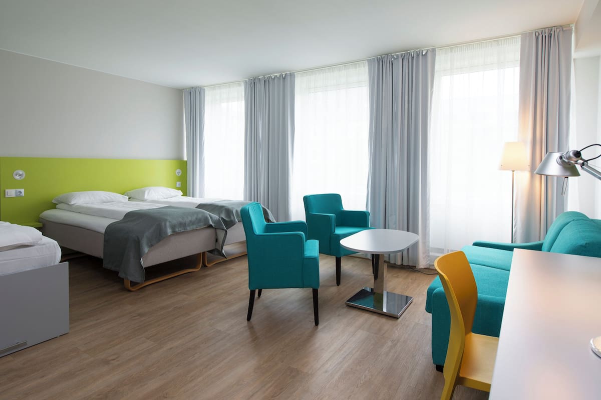 Family Room, 1 Double or 2 Twin Beds, Non Smoking (Standard) | Desk, laptop workspace, WiFi (free), bed sheets
