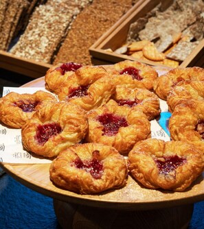 فطور كامل مجانًا يوميًا