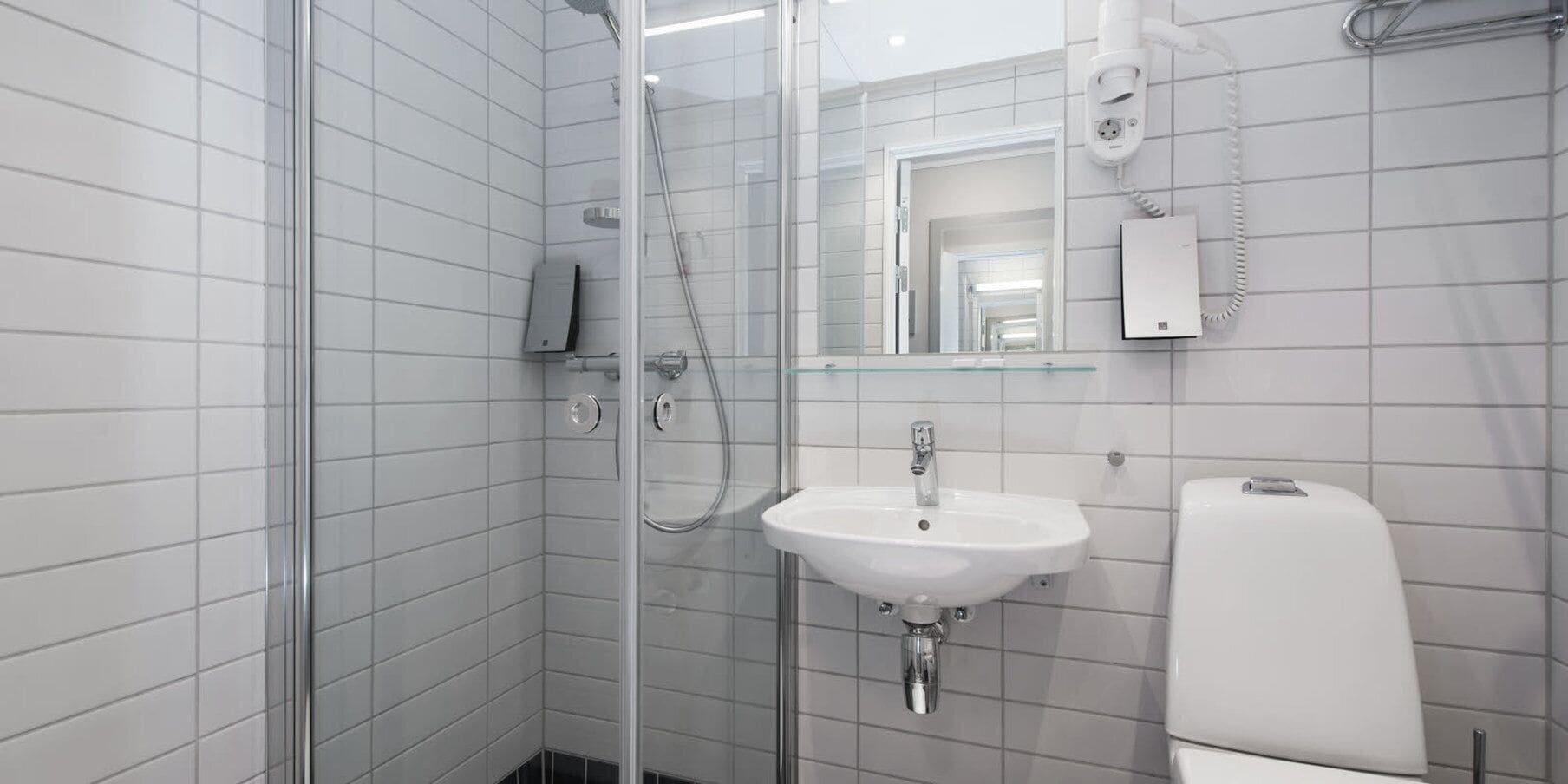 standard single room, non smoking | bathroom | shower, hair dryer, heated floors, towels