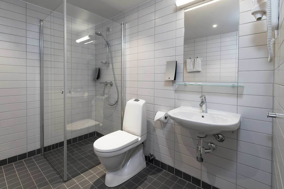 family room, 1 double or 2 single beds, non smoking (standard) | bathroom | shower, hair dryer, heated floors, towels