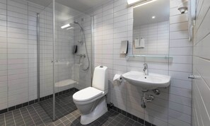 Familienzimmer, 1 Doppelbett oder 2 Einzelbetten, Nichtraucher (Standard) | Badezimmer | Dusche, Haartrockner, Fußbodenheizung (Badezimmer), Handtücher