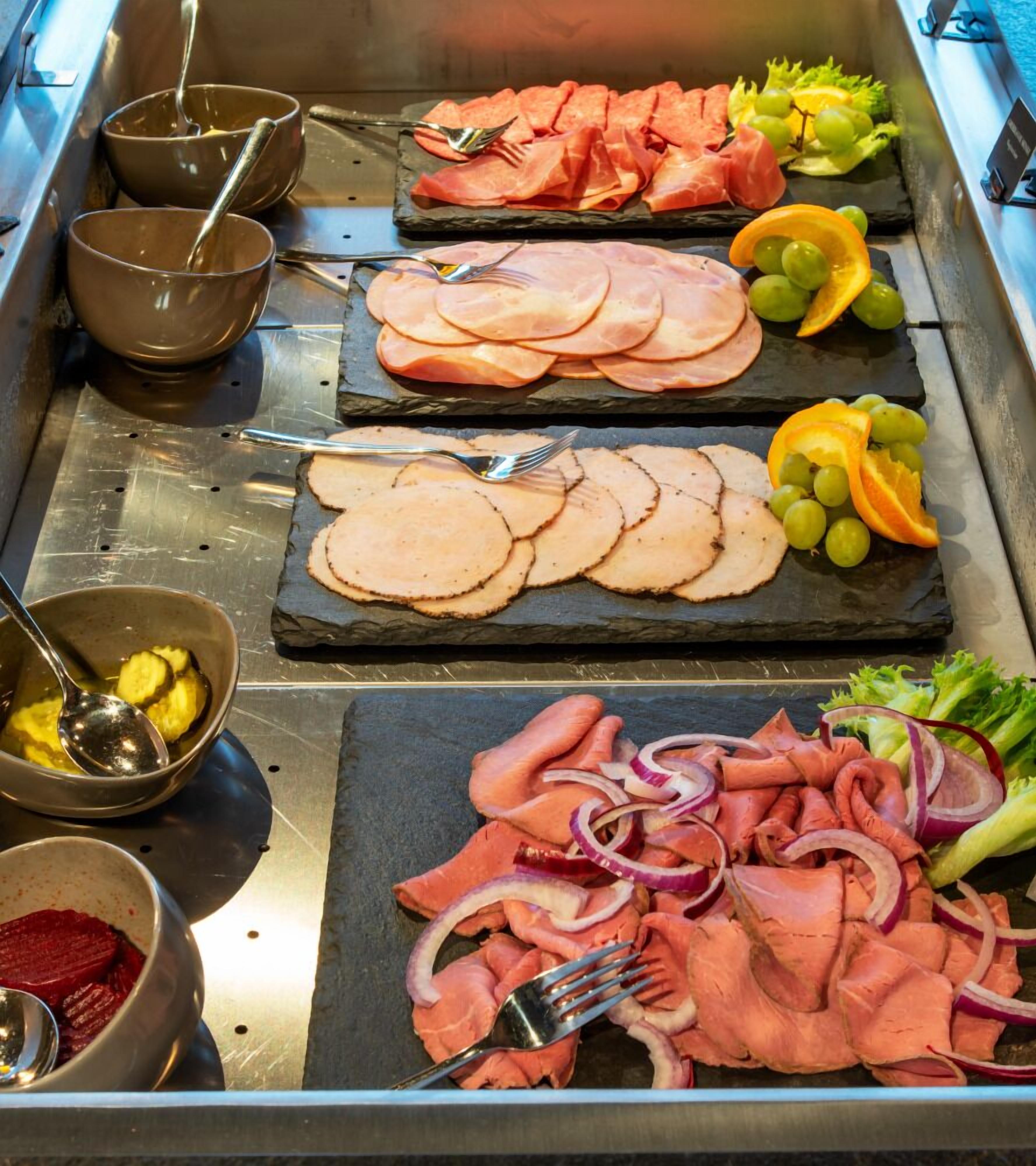 free daily full breakfast