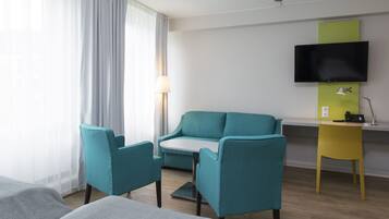 Family Room, 1 Double or 2 Twin Beds, Non Smoking (Standard) | Desk, laptop workspace, free WiFi, bed sheets