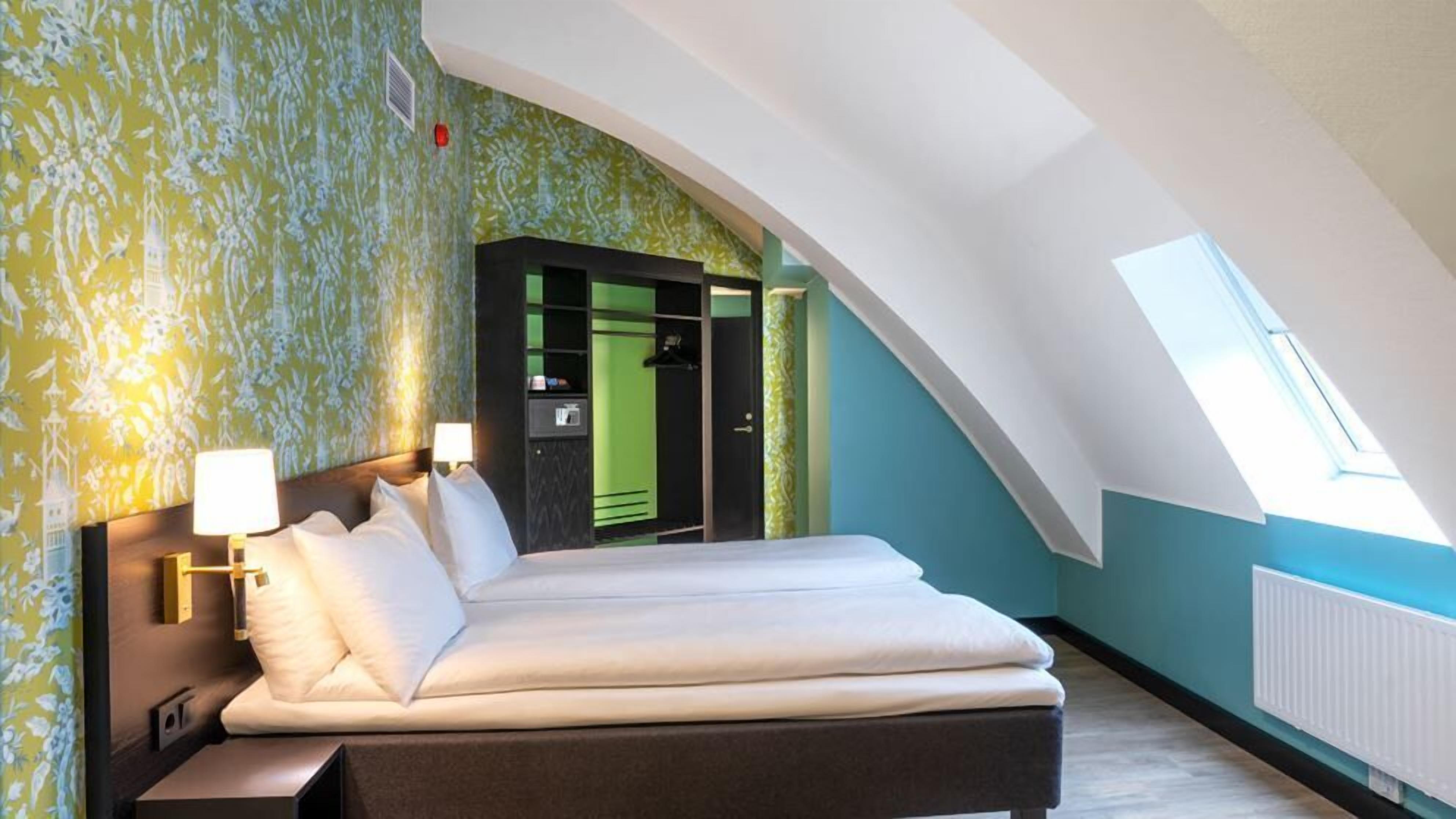 Allergivenligt sengetøj, senge med topmadrasser, minibar
