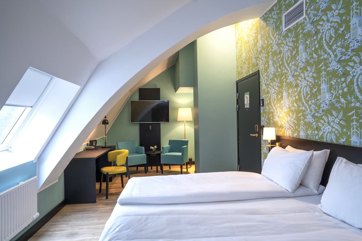 family room, 1 double bed with sofa bed, non smoking (standard) | 1 bedroom, hypo-allergenic bedding, pillow-top beds, minibar