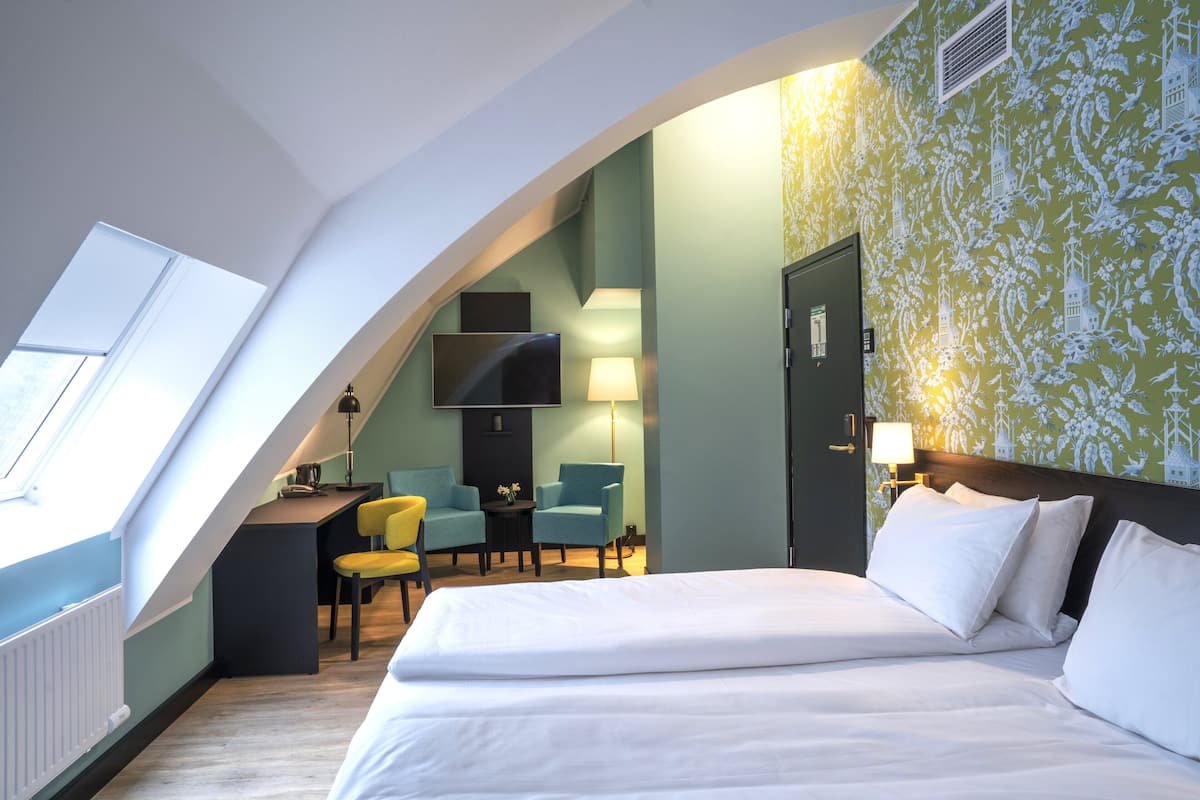 Chambre Familiale, 1 lit double et 1 canapé-lit, non-fumeurs (Standard) | 1 chambre, literie hypoallergénique, surmatelas, minibar