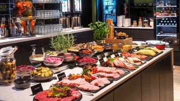 Café da manhã com buffet grátis todos os dias