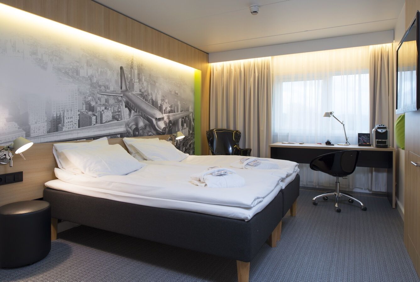 hypo-allergenic bedding, minibar, desk, laptop workspace