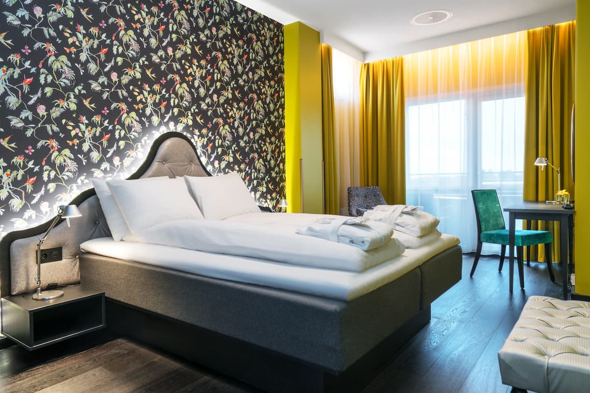 Hypo-allergenic bedding, minibar, desk, laptop workspace