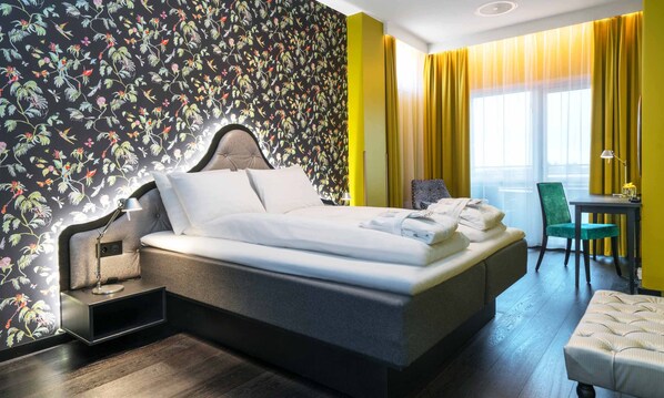 Hypo-allergenic bedding, minibar, desk, laptop workspace