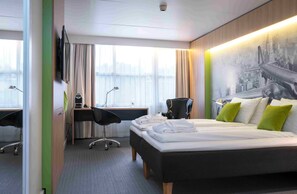 Hypo-allergenic bedding, minibar, desk, laptop workspace