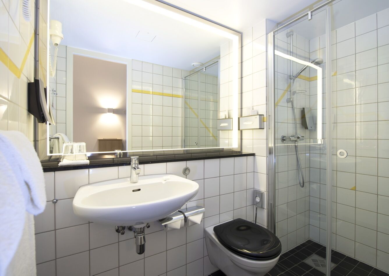 standard twin room, non smoking | hypo-allergenic bedding, minibar, desk, laptop workspace