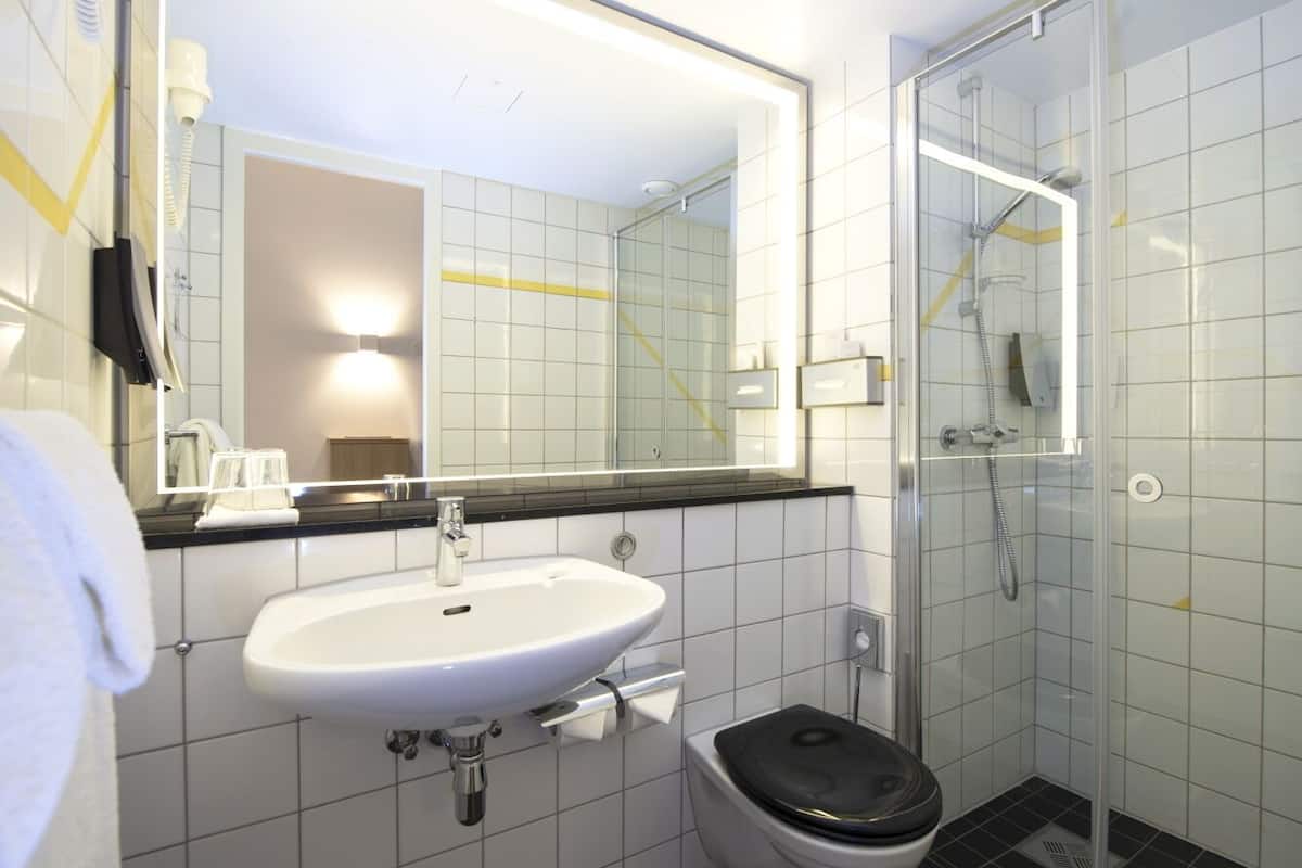 standard twin room, non smoking | hypo-allergenic bedding, minibar, desk, laptop workspace