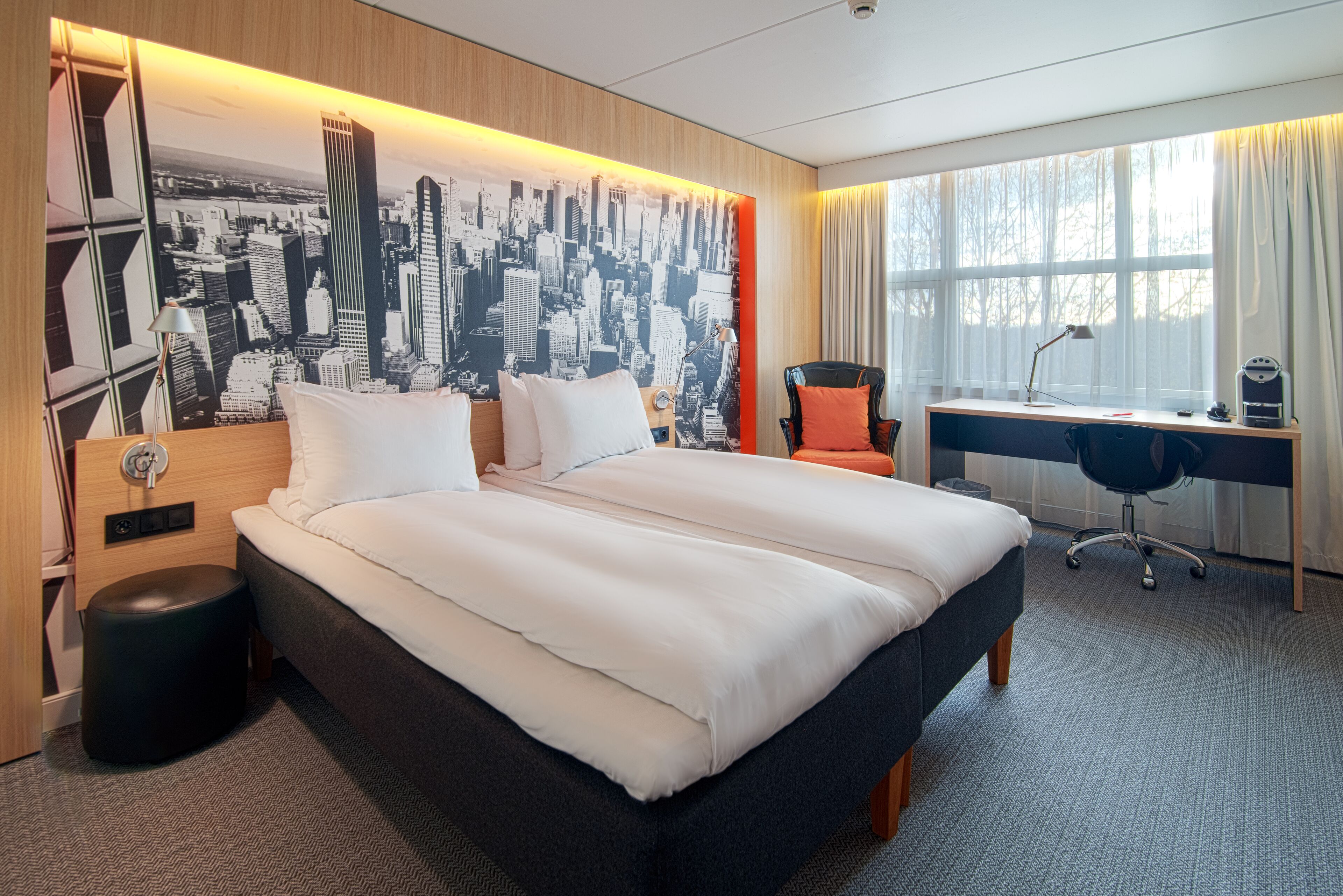 Hypo-allergenic bedding, minibar, desk, laptop workspace