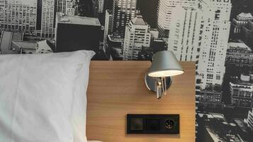 Allergitestet sengetøy, minibar, skrivebord og skrivebord for bærbar PC