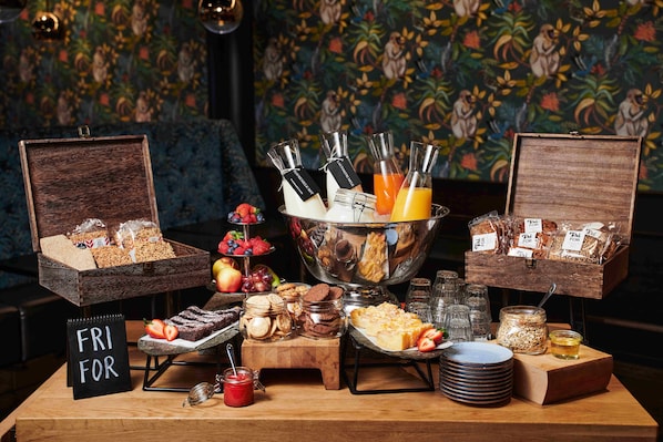 Free daily buffet breakfast