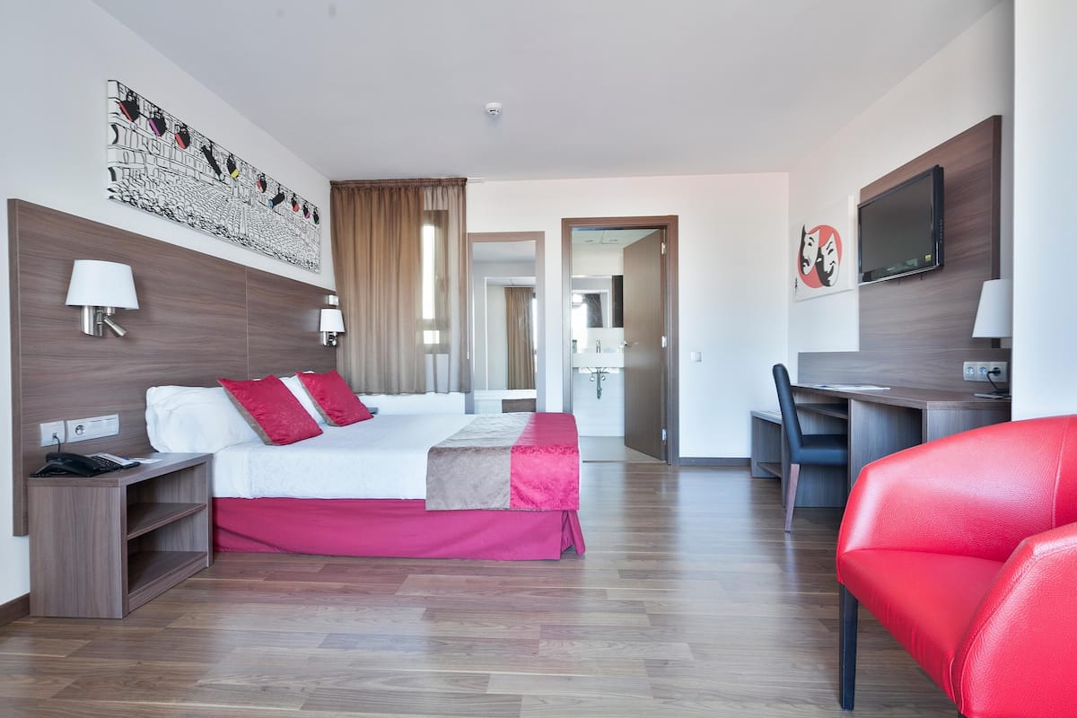 Quarto casal standard, 1 cama Queen | Cofres nos quartos, escrivaninha, cortinas blackout