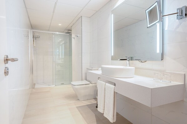 Toalettartikler (inkludert), hårføner og håndklær