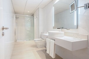 Articles de toilette gratuits, sèche-cheveux, serviettes fournies