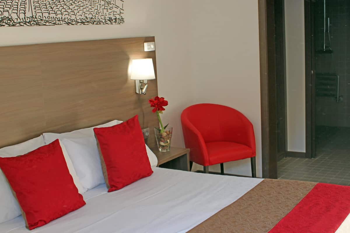 Dobbeltrom for 1 person – standard | Safe på rommet, skrivebord, blendingsgardiner og lydisolert