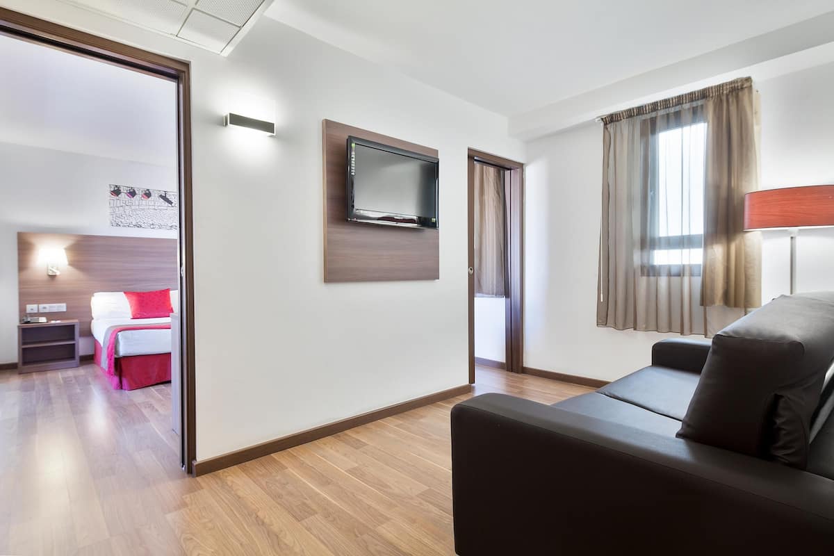 Tremannsrom – standard | Safe på rommet, skrivebord, blendingsgardiner og lydisolert