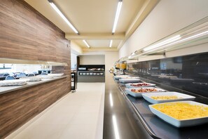 Breakfast (EUR 9.00 per person)