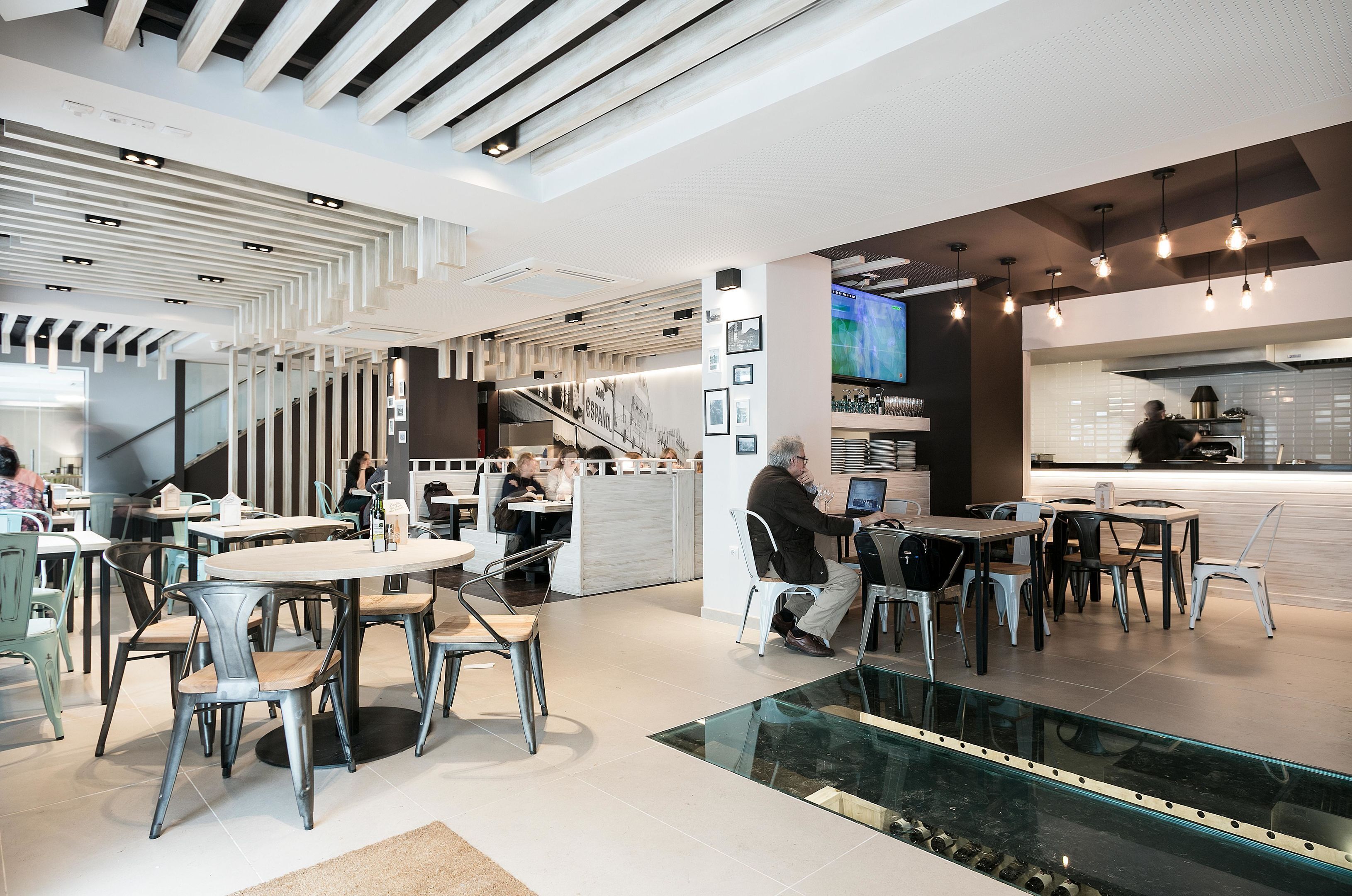 Serveert lunch en diner, Spaanse gerechten