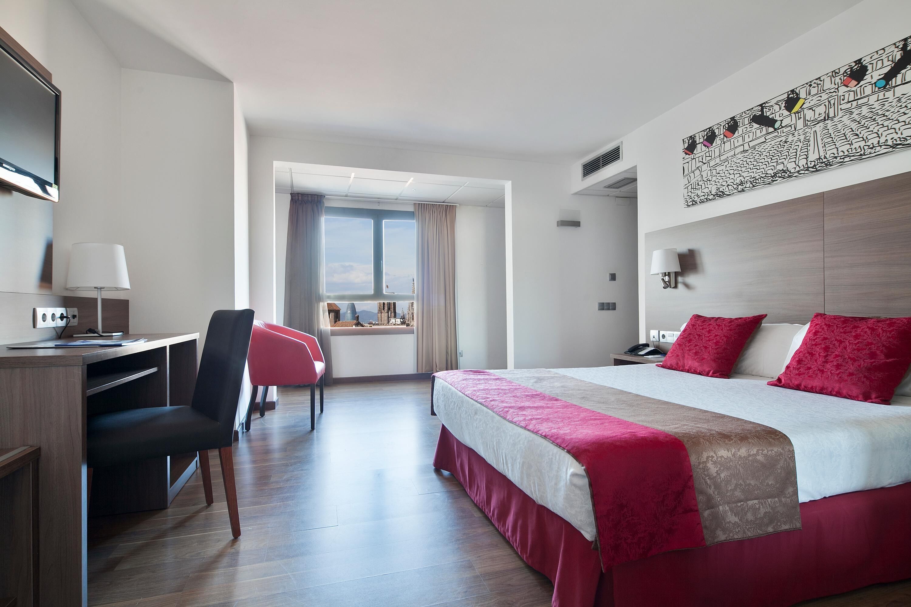 Dobbeltrom – standard, 1 queensize-seng | Safe på rommet, skrivebord, blendingsgardiner og lydisolert