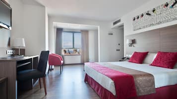 Dobbeltrom – standard, 1 queensize-seng | Safe på rommet, skrivebord, blendingsgardiner og lydisolert