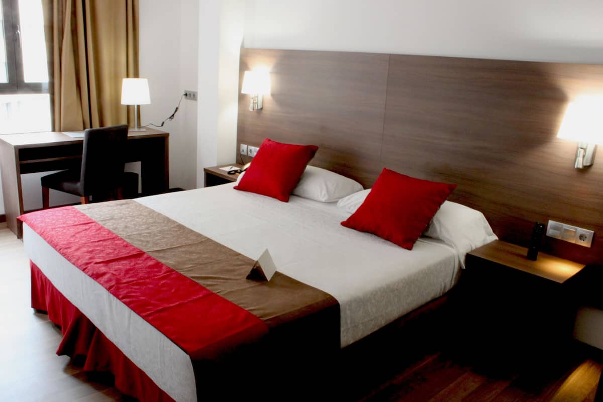 Dobbeltrom – standard, 1 queensize-seng | Safe på rommet, skrivebord, blendingsgardiner og lydisolert