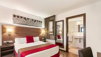 Zimmersafe, Schreibtisch, Verdunkelungsvorhänge, schallisolierte Zimmer