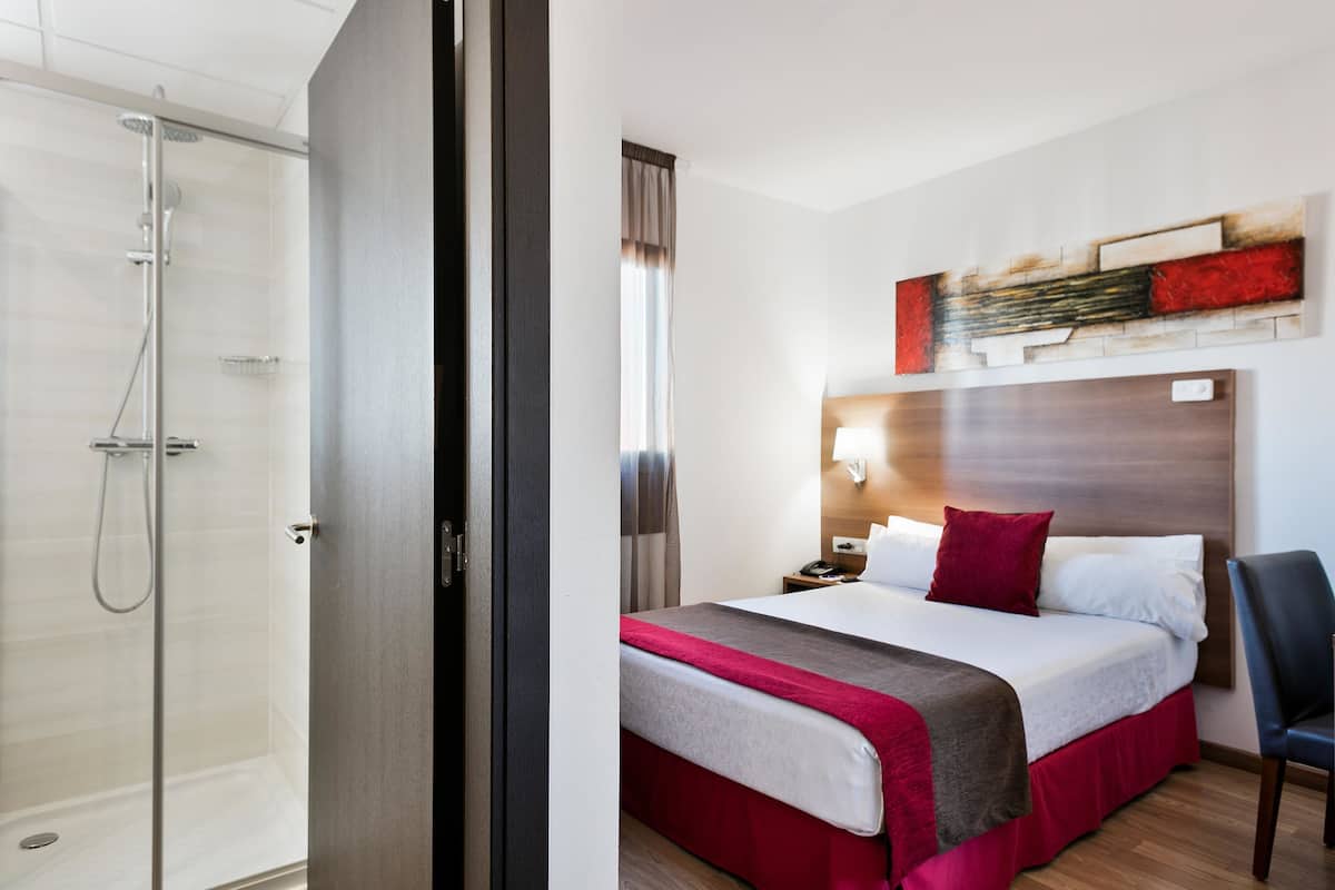 Quarto solteiro | Cofres nos quartos, escrivaninha, cortinas blackout