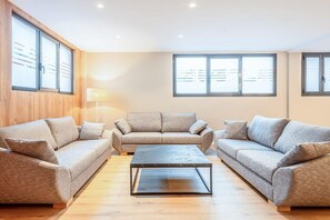 En 32-tommers LCD-TV med Parabol-TV samt TV